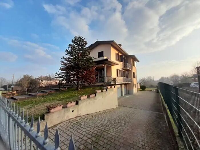 Casa quadrilocale in vendita in Frazione Godi, San Giorgio Piacentino