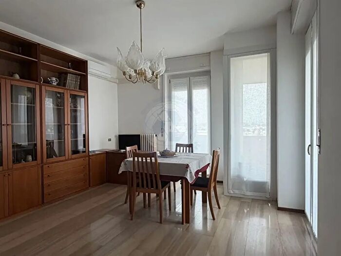 Appartamento trilocale in vendita in Via XXV Aprile, Desio