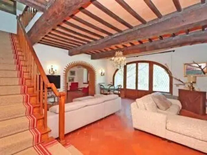 Casa con 14 locali in vendita in Londa