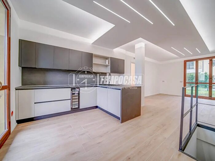 Appartamento trilocale in vendita in Via EFermi, Arsago Seprio