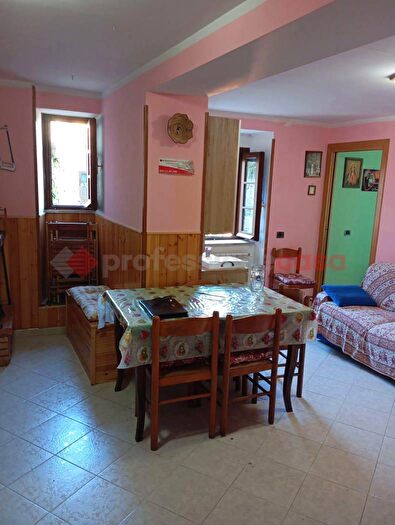 Casa trilocale in vendita in Via di Circonvallazione, Vallinfreda