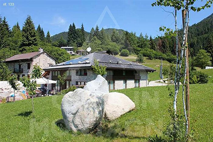 Casa con 18 locali in vendita in Castello Tesino