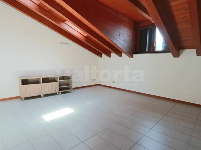 Appartamento trilocale in affitto in Via Isonzo, Monza