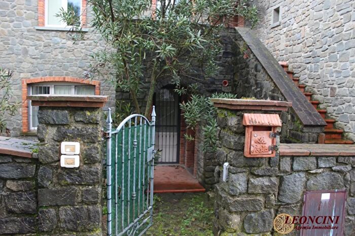 Casa con 10 locali in affitto in Via Centro Canossa, Mulazzo