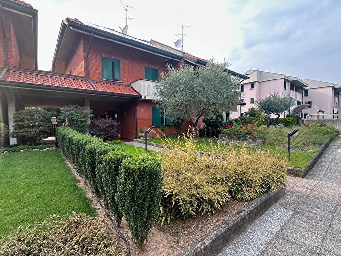 Casa con 6 locali in vendita in Via Papa Giovanni XXIII, Osnago