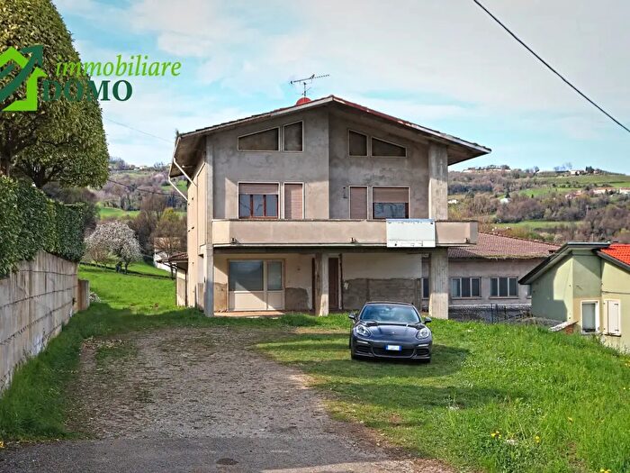 Casa con 6 locali in vendita in Via Lovara, Trissino