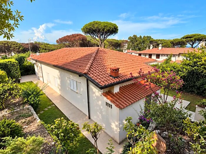 Casa con 8 locali in vendita in Via Alcide De Gasperi, San Felice Circeo
