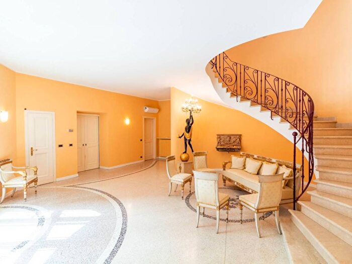 Casa con 6 locali in affitto in Via per Binda, Centro, Stresa