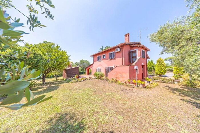 Casa quadrilocale in vendita in Via Santo Spirito, Castel Gandolfo