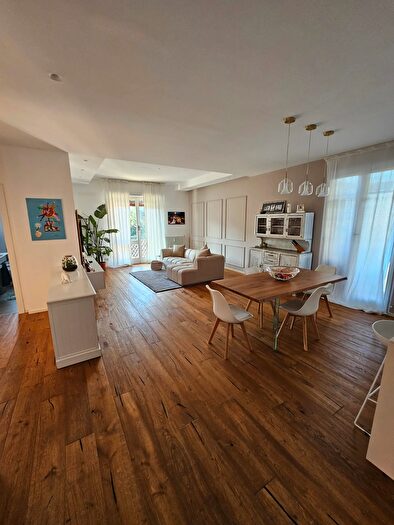 Appartamento con 7 locali in vendita in Via Mentana Snc, Savona