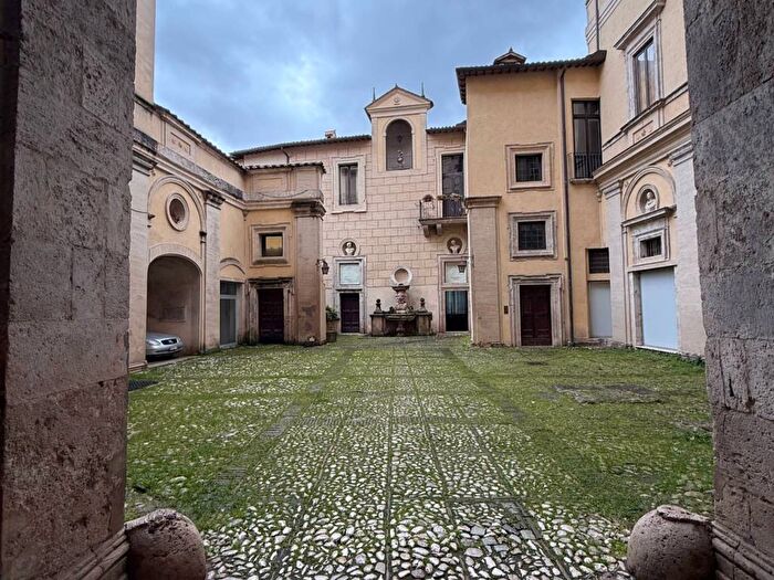 Appartamento trilocale in affitto in Via Roma, Rieti