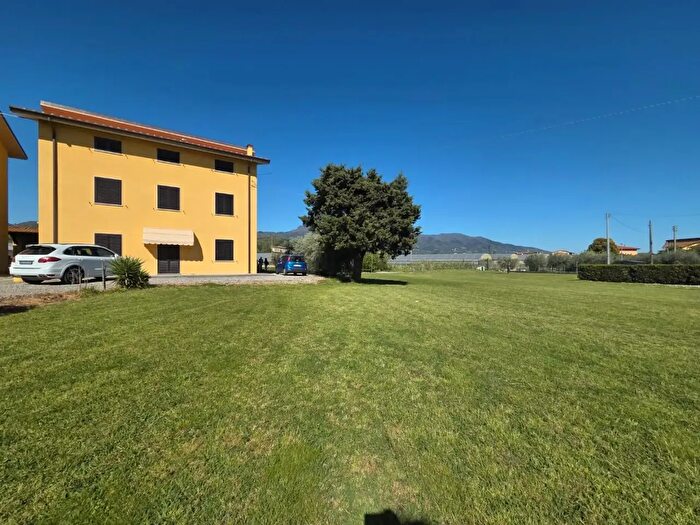 Casa con 10 locali in vendita in Lucca