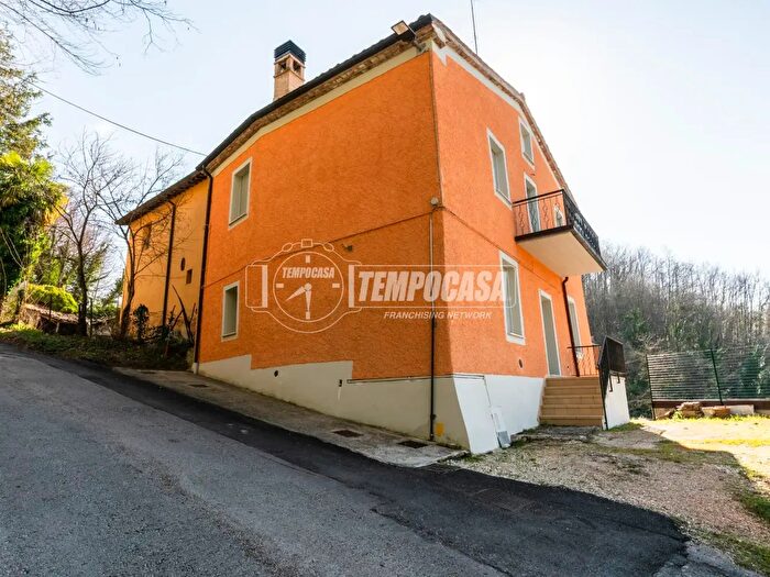 Appartamento con 6 locali in vendita in Via Casetre, Gagliole