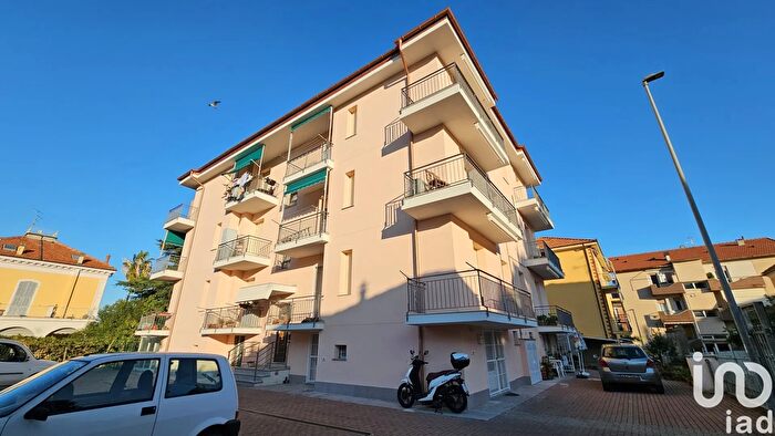 Appartamento trilocale in vendita in Via Giuseppe Giusti, Loano