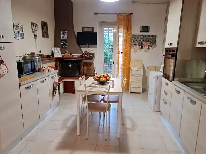 Casa con 8 locali in vendita in Carrara