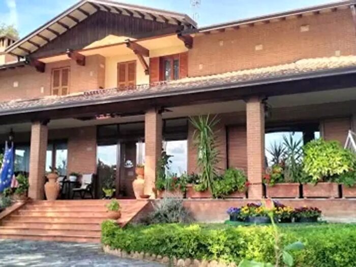 Casa con 6 locali in vendita in Viale della Pace, Magione