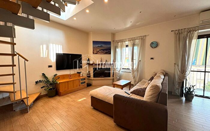 Appartamento trilocale in vendita in Via Giustiniano, Napoli