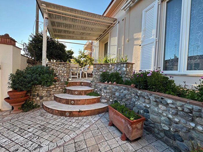 Casa con 6 locali in vendita in Cecina