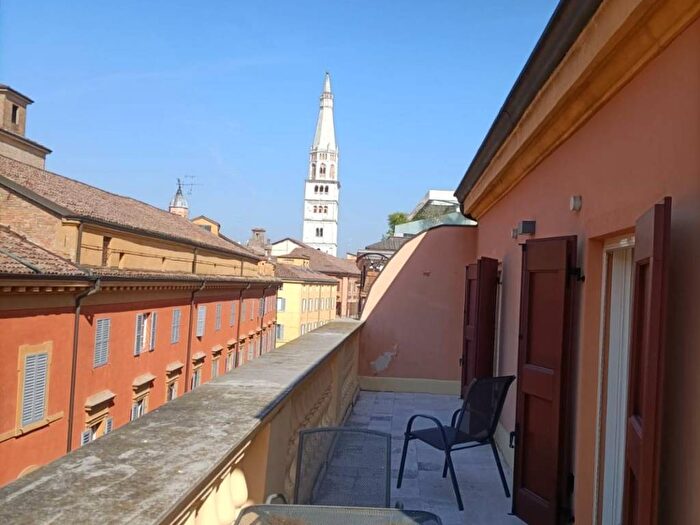 Appartamento quadrilocale in affitto in Via Donzi, Centro Storico, Modena
