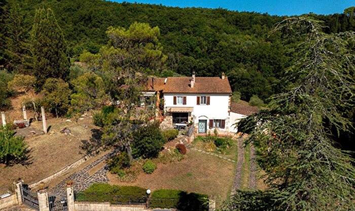 Casa con 17 locali in vendita in Collesalvetti