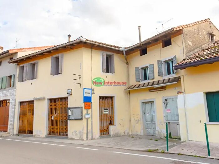 Appartamento con 8 locali in vendita in Via Montello, Aviano