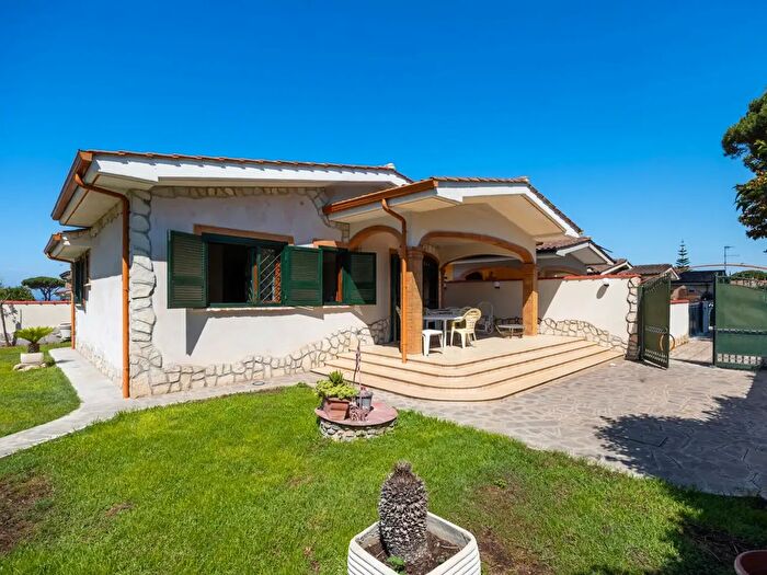 Casa trilocale in vendita in Via degli Abeti, Ardea