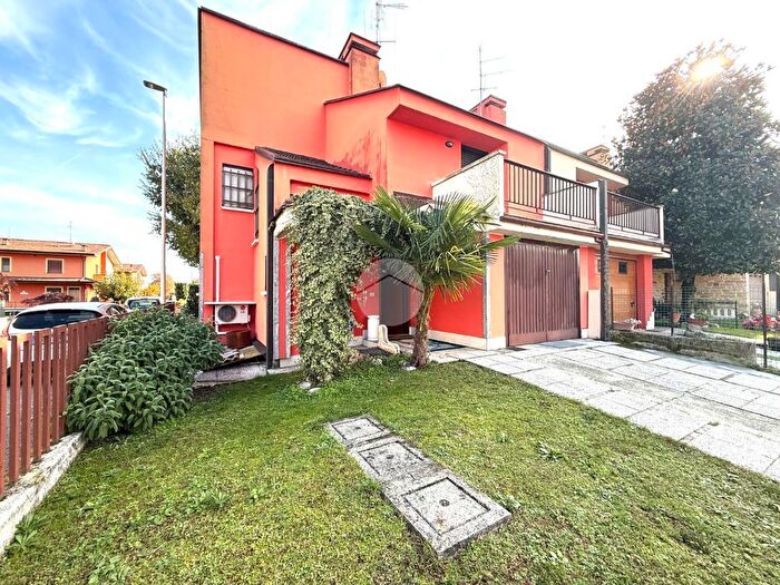 Casa quadrilocale in vendita in Via Carvasaglio, Pontoglio