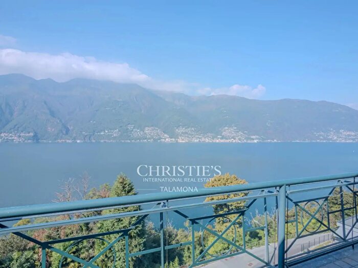 Appartamento quadrilocale in vendita in Via Riviera, Tronzano Lago Maggiore