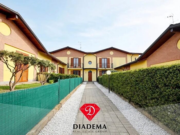 Appartamento trilocale in vendita in Via Pontida, Albizzate