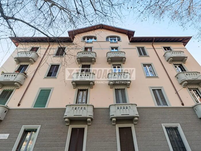 Appartamento trilocale in vendita in Via Giovanni Pascoli, Milano
