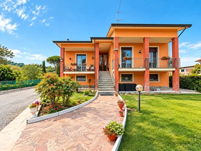 Casa con 5 locali in vendita in Garibaldi, Santa Giuletta