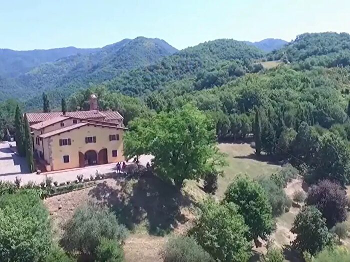 Casa con 15 locali in vendita in Vicchio