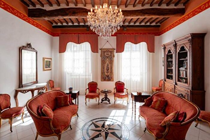 Appartamento con 6 locali in vendita in Via Zefferini, Cortona