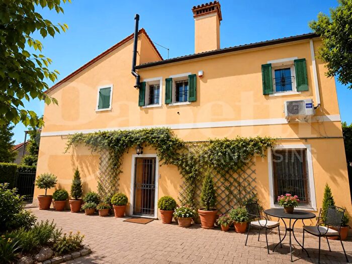 Casa con 11 locali in vendita in Via San Martino, Barbarano Mossano