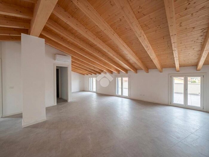 Appartamento trilocale in affitto in Via L Cadorna, Villongo