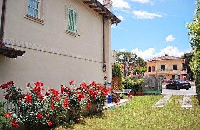 Casa quadrilocale in vendita in Montignoso