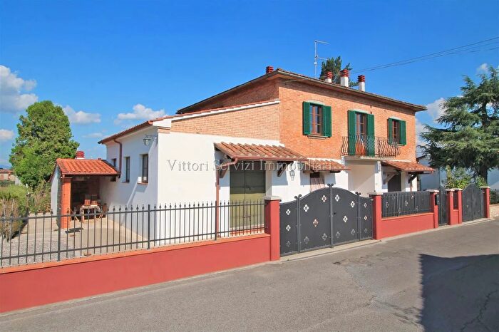 Casa con 9 locali in vendita in Via Spagna, Torrita Di Siena