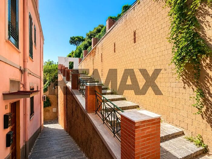 Appartamento trilocale in vendita in Pozzuoli