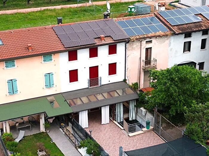 Casa con 5 locali in vendita in Valeggio Sul Mincio