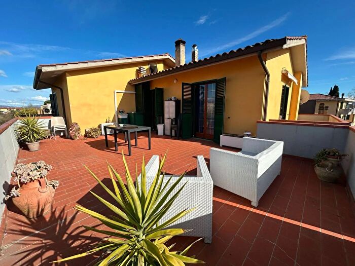 Appartamento trilocale in vendita in Via Giosuè Carducci, Castiglione Del Lago