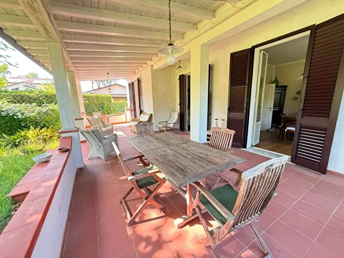 Casa con 6 locali in vendita in Massa