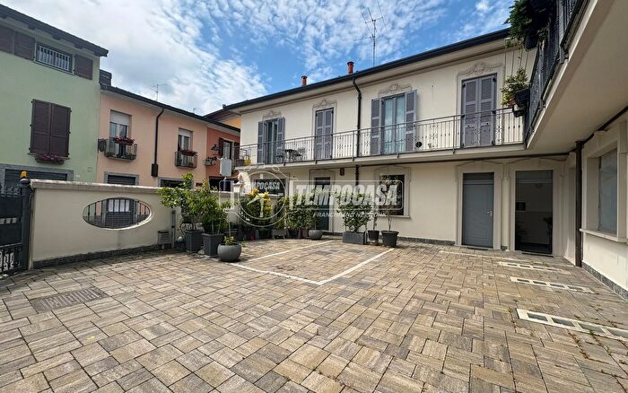 Appartamento trilocale in vendita in Via Vittorio Emanuele, Lazzate