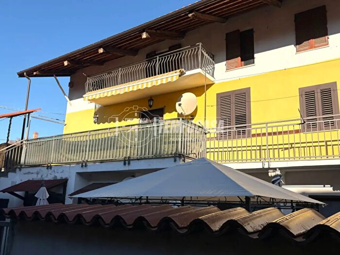 Appartamento trilocale in vendita in Via Giuseppe Garibaldi, Candia Canavese