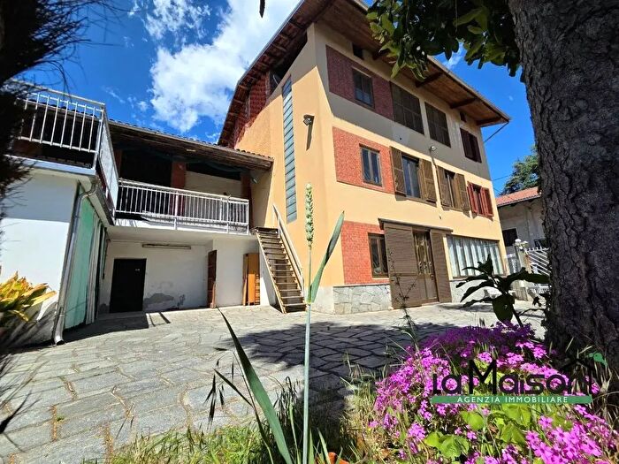 Casa con 7 locali in vendita in Via IV Novembre, Lessolo