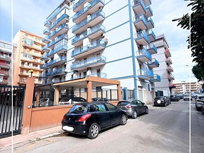 Appartamento con 5 locali in vendita in Via San Roberto Bellarmino, Taranto