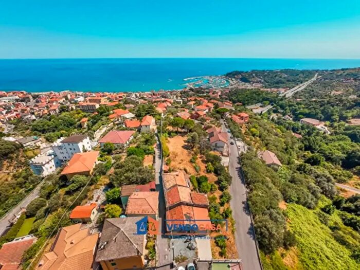 Casa con 6 locali in vendita in Via dei Leoni, Varazze