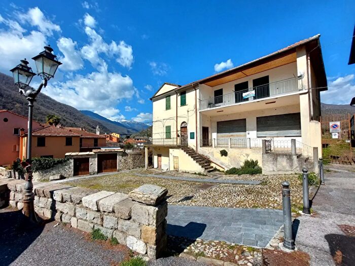 Casa con 10 locali in vendita in Piazza Borrelli, Pieve Di Teco