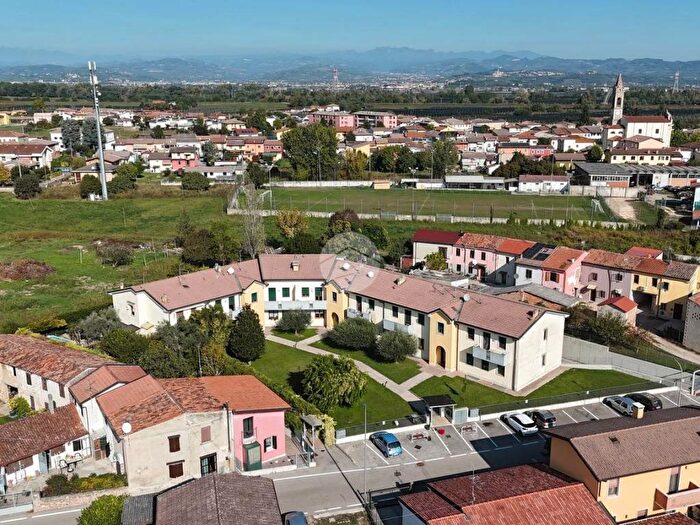 Appartamento trilocale in vendita in Via Corso, Perzacco, Zevio