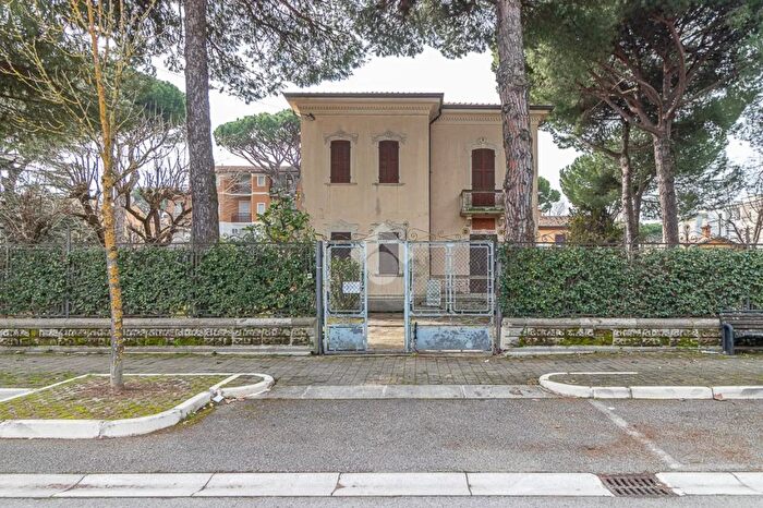 Casa con 6 locali in vendita in Viale dei Mille, Cesenatico