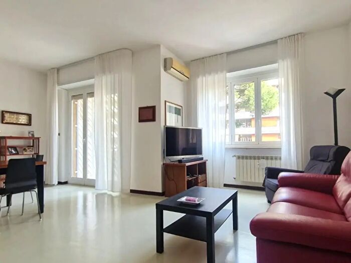 Appartamento trilocale in affitto in Via Paola Falconieri, Roma